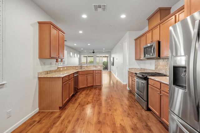 7925 Peak Forest Way, Elk Grove, CA 95757