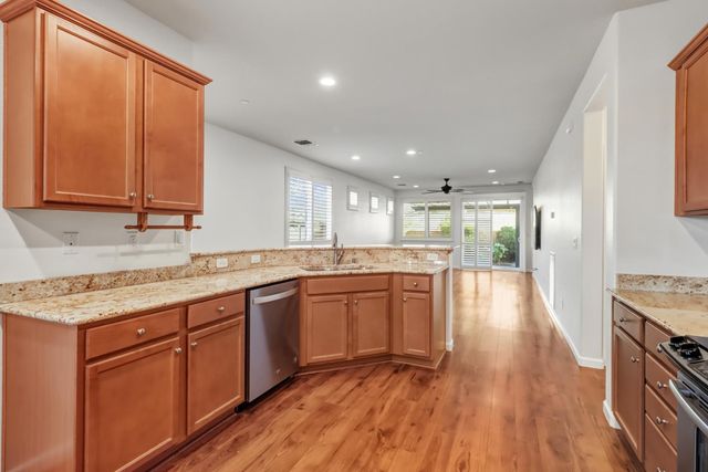 7925 Peak Forest Way, Elk Grove, CA 95757