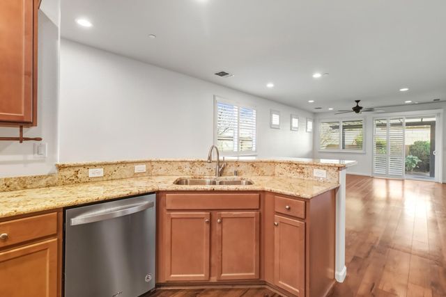 7925 Peak Forest Way, Elk Grove, CA 95757