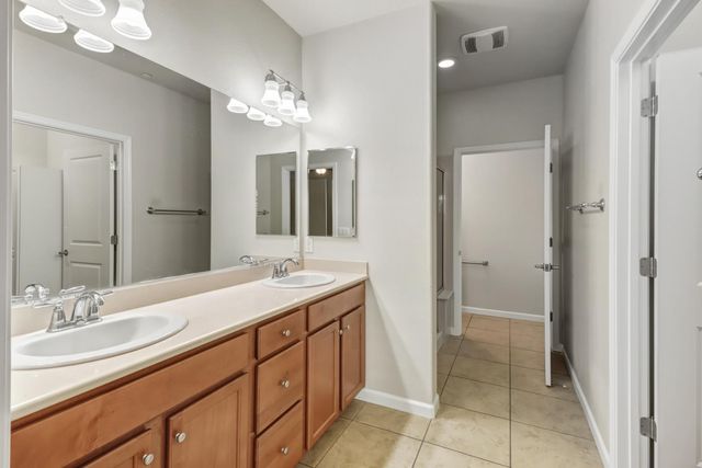 7925 Peak Forest Way, Elk Grove, CA 95757