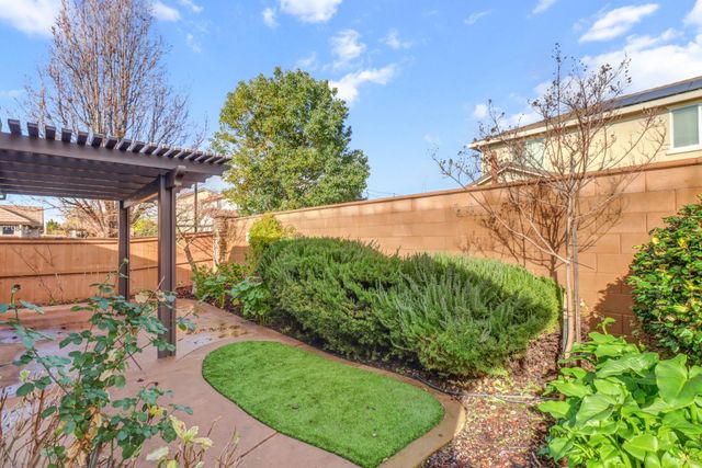 7925 Peak Forest Way, Elk Grove, CA 95757