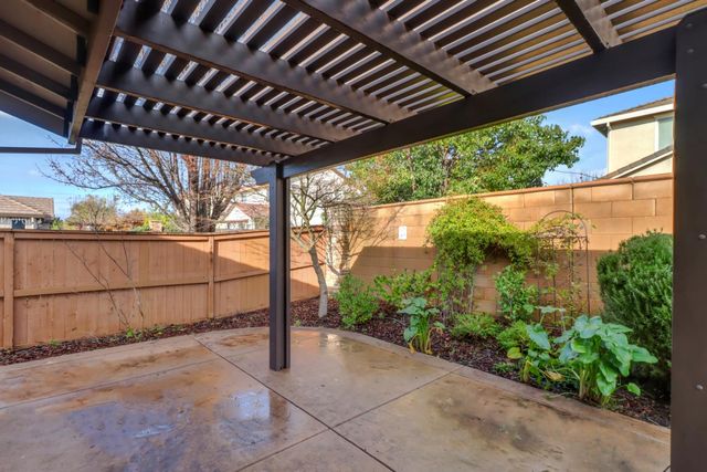 7925 Peak Forest Way, Elk Grove, CA 95757