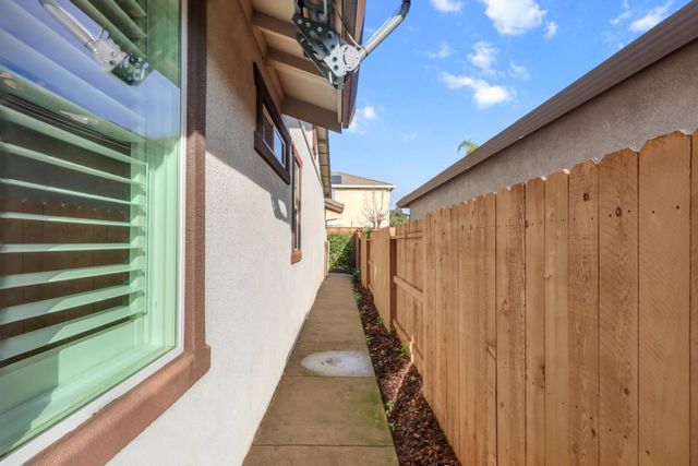 7925 Peak Forest Way, Elk Grove, CA 95757