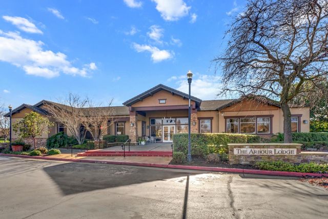 7925 Peak Forest Way, Elk Grove, CA 95757