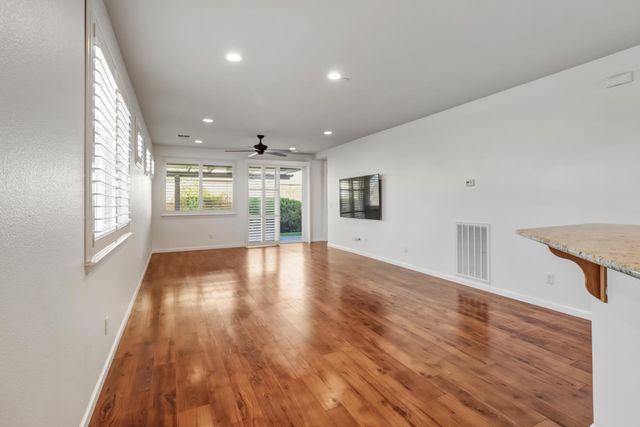 7925 Peak Forest Way, Elk Grove, CA 95757