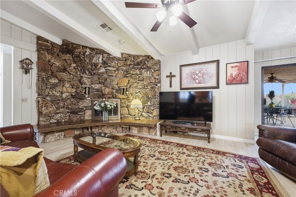 Image 10 of property listing at 303 Susan Court, Palmdale, CA 93551