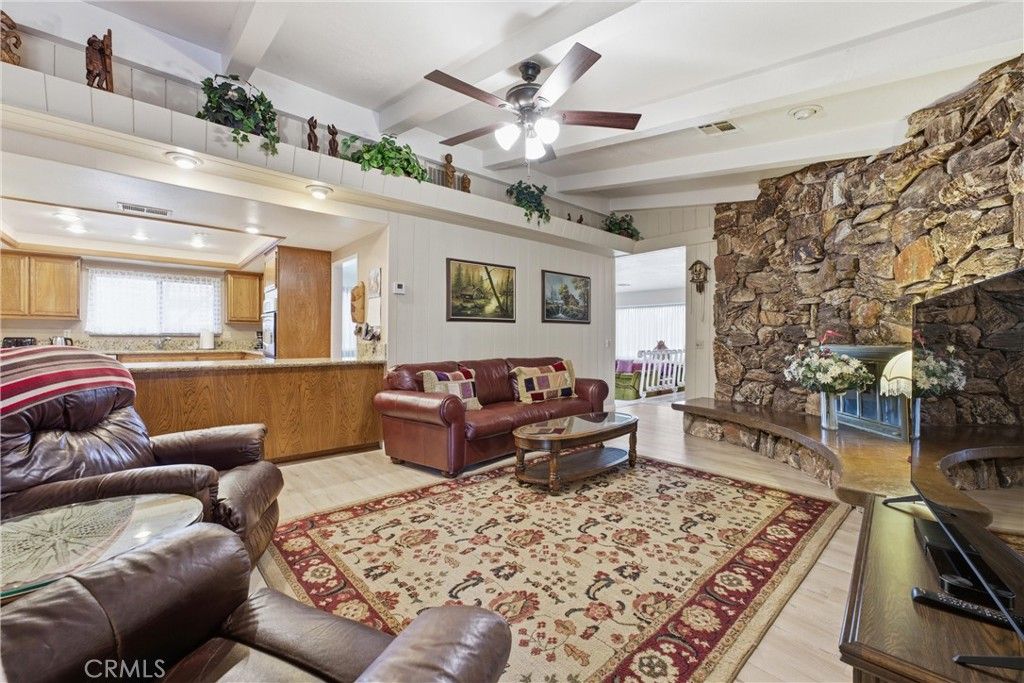 Image 11 of property listing at 303 Susan Court, Palmdale, CA 93551