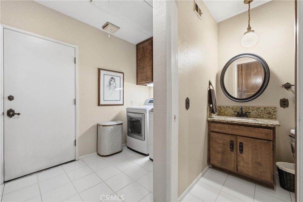Image 14 of property listing at 303 Susan Court, Palmdale, CA 93551