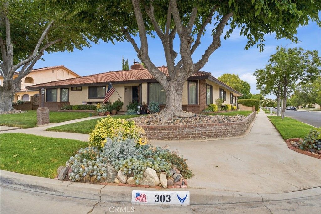 Image 2 of property listing at 303 Susan Court, Palmdale, CA 93551