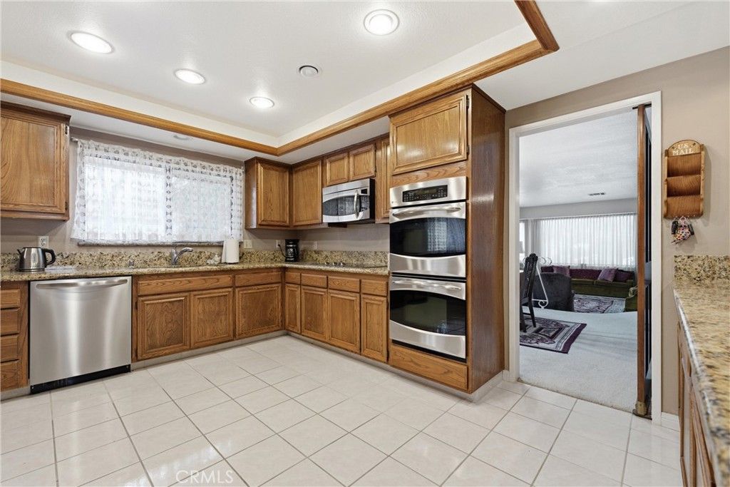Image 6 of property listing at 303 Susan Court, Palmdale, CA 93551