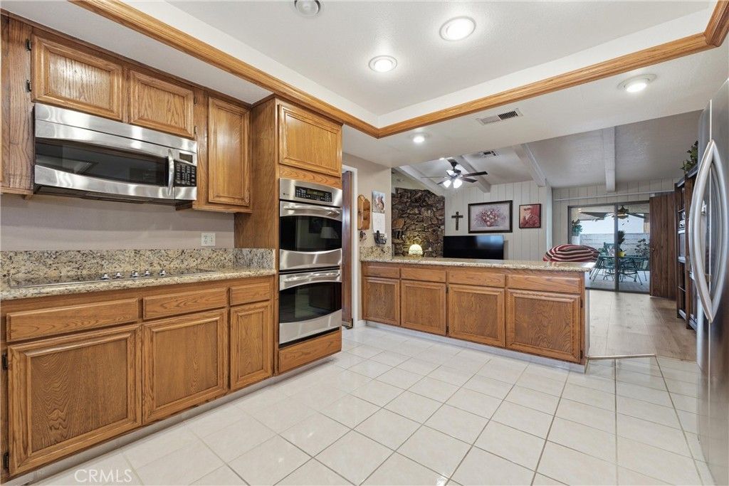 Image 8 of property listing at 303 Susan Court, Palmdale, CA 93551