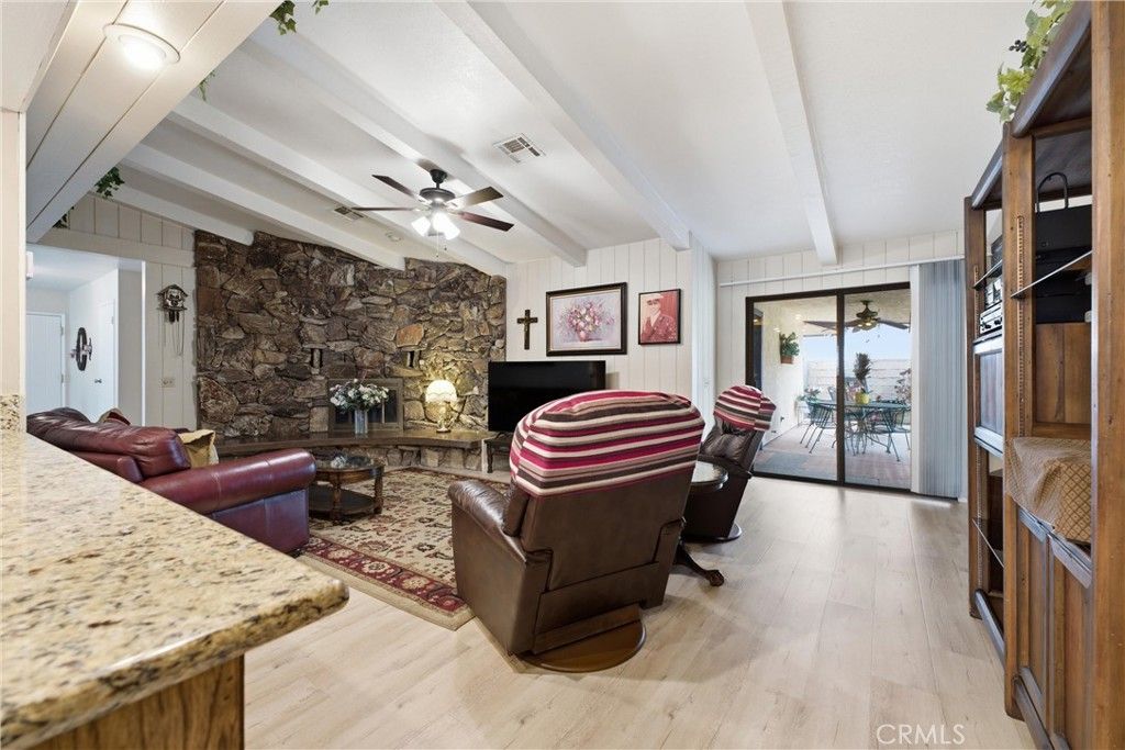 Image 9 of property listing at 303 Susan Court, Palmdale, CA 93551