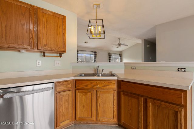 8010 Kelly Green Way, Louisville, KY 40291