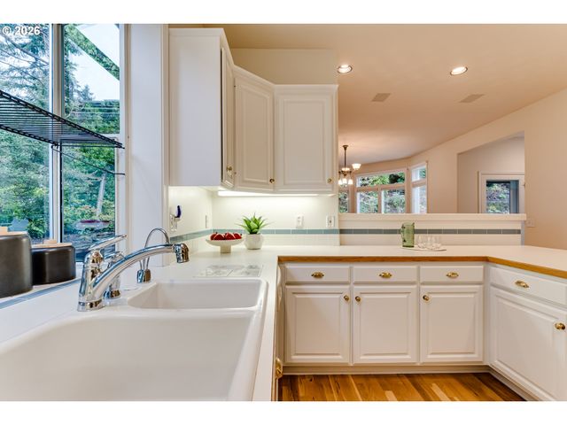 2572 W 28TH Ave, Eugene, OR 97405