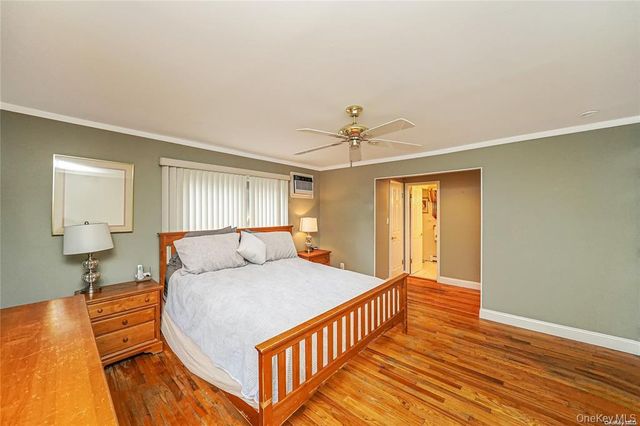 33 Peachtree Lane, Mount Sinai, NY 11766