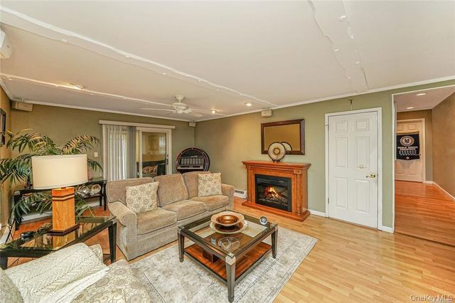 33 Peachtree Lane, Mount Sinai, NY 11766