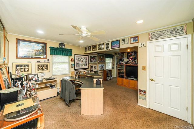 33 Peachtree Lane, Mount Sinai, NY 11766