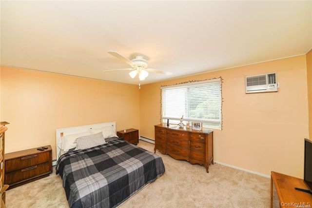 33 Peachtree Lane, Mount Sinai, NY 11766