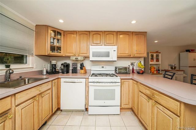 33 Peachtree Lane, Mount Sinai, NY 11766