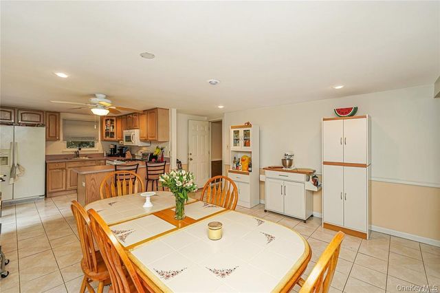 33 Peachtree Lane, Mount Sinai, NY 11766