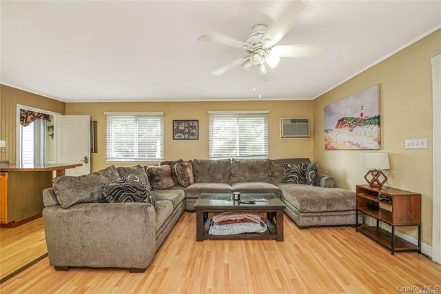 33 Peachtree Lane, Mount Sinai, NY 11766