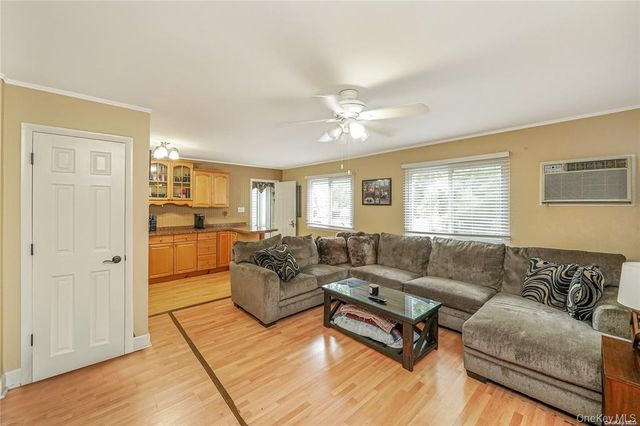 33 Peachtree Lane, Mount Sinai, NY 11766