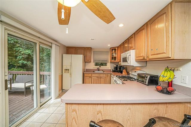 33 Peachtree Lane, Mount Sinai, NY 11766