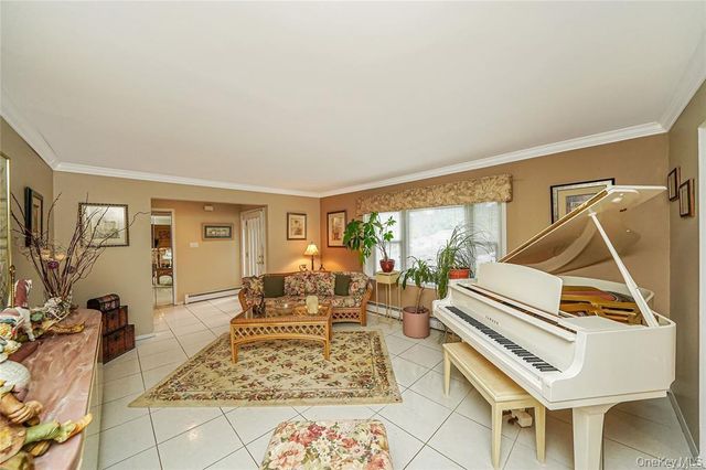 33 Peachtree Lane, Mount Sinai, NY 11766