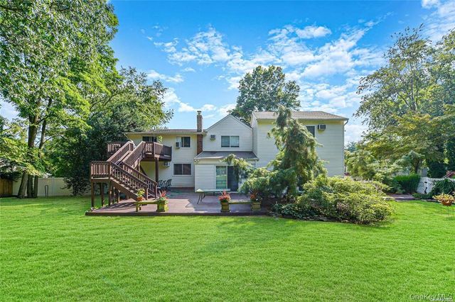 33 Peachtree Lane, Mount Sinai, NY 11766