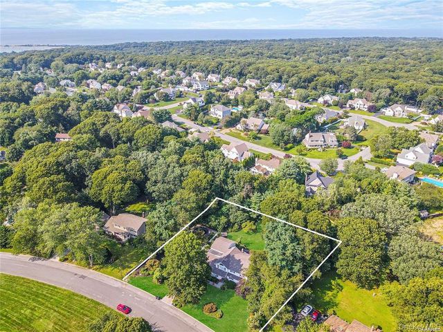 33 Peachtree Lane, Mount Sinai, NY 11766