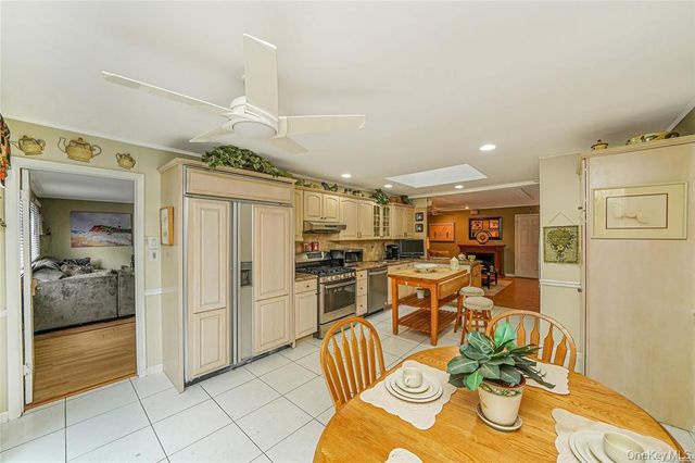 33 Peachtree Lane, Mount Sinai, NY 11766