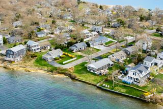 8 Providence Street, Teaticket, MA 02536