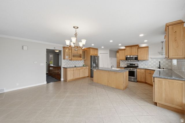 563 N 220 E, Centerville, UT 84014