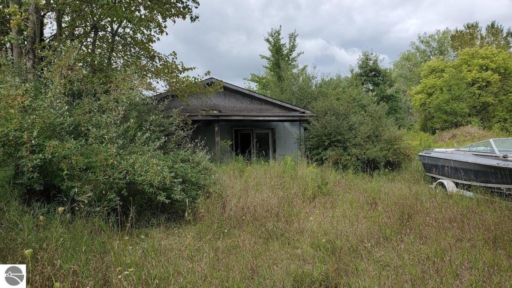 Image 5 of property listing at 2791 E Remick Road, Shepherd, MI 48883