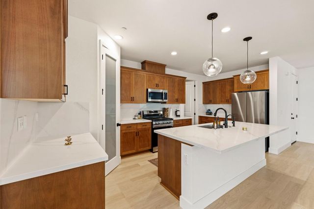 2160 Enchantment Dr, Manteca, CA 95337