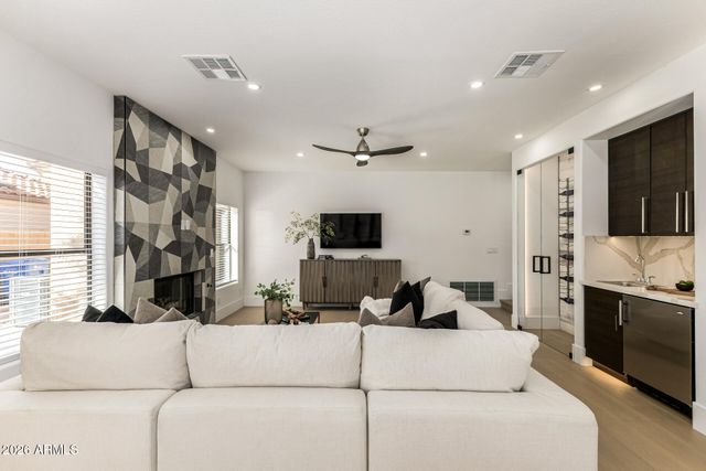 6213 E HELM Drive, Scottsdale, AZ 85254