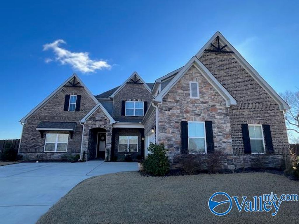 101 Willow Lake Circle, Huntsville, AL 35824