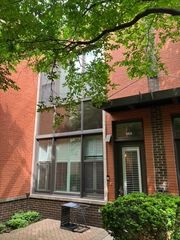 960 N Crosby Street, Chicago, IL 60610