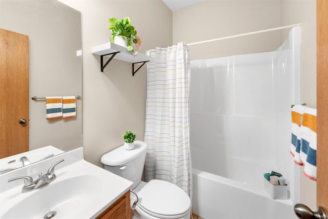 656 Joanie Ln, Salina, KS 67401