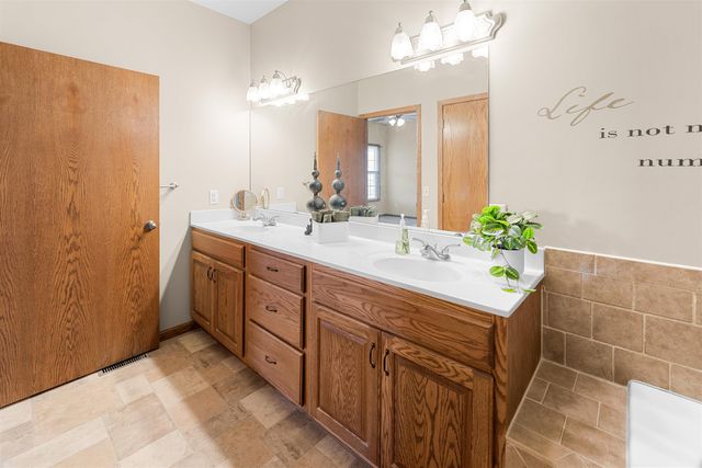 656 Joanie Ln, Salina, KS 67401