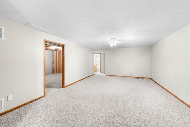 656 Joanie Ln, Salina, KS 67401