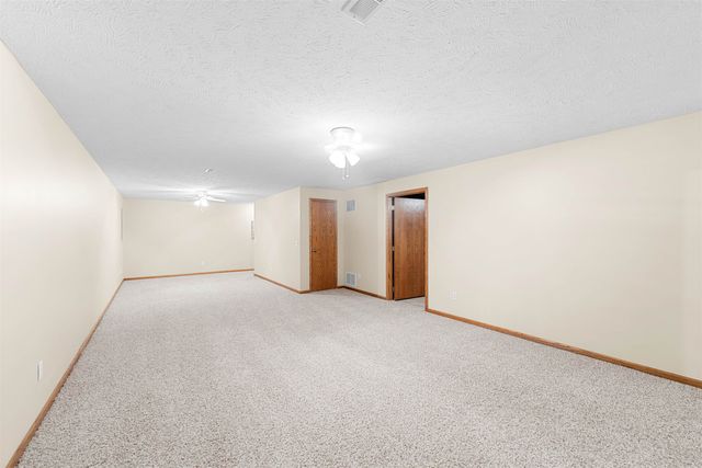 656 Joanie Ln, Salina, KS 67401