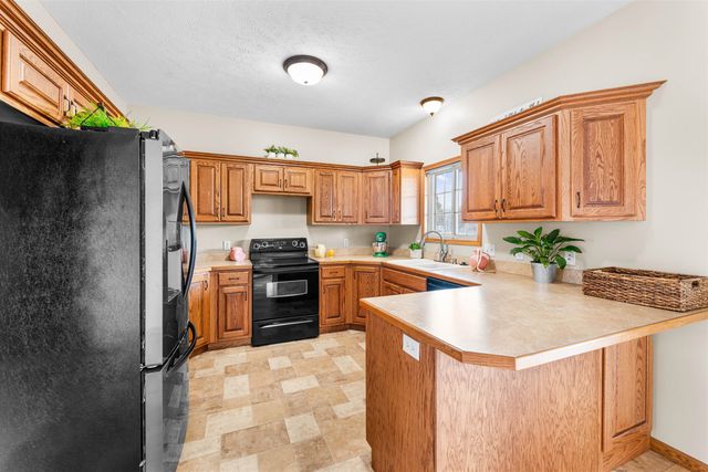 656 Joanie Ln, Salina, KS 67401