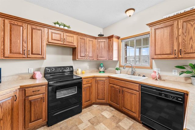 656 Joanie Ln, Salina, KS 67401