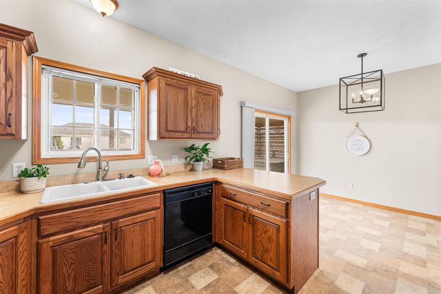 656 Joanie Ln, Salina, KS 67401