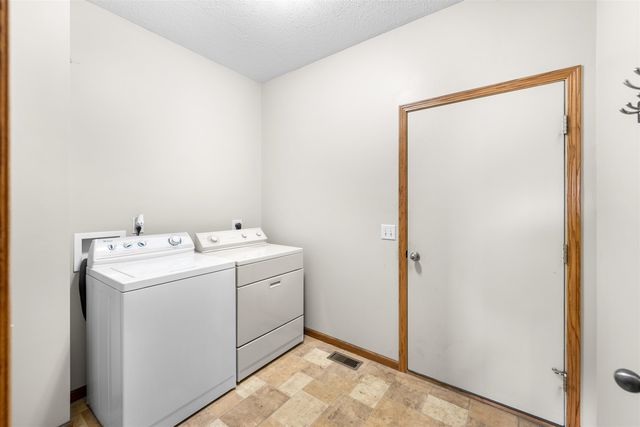 656 Joanie Ln, Salina, KS 67401