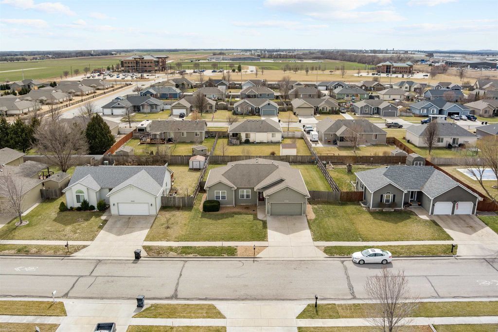 656 Joanie Ln, Salina, KS 67401