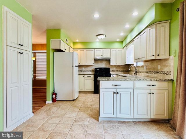 26 CHRISTOPHER MILLS DR, Mount Laurel, NJ 08054