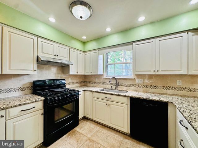 26 CHRISTOPHER MILLS DR, Mount Laurel, NJ 08054