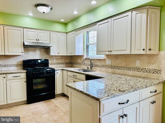 26 CHRISTOPHER MILLS DR, Mount Laurel, NJ 08054